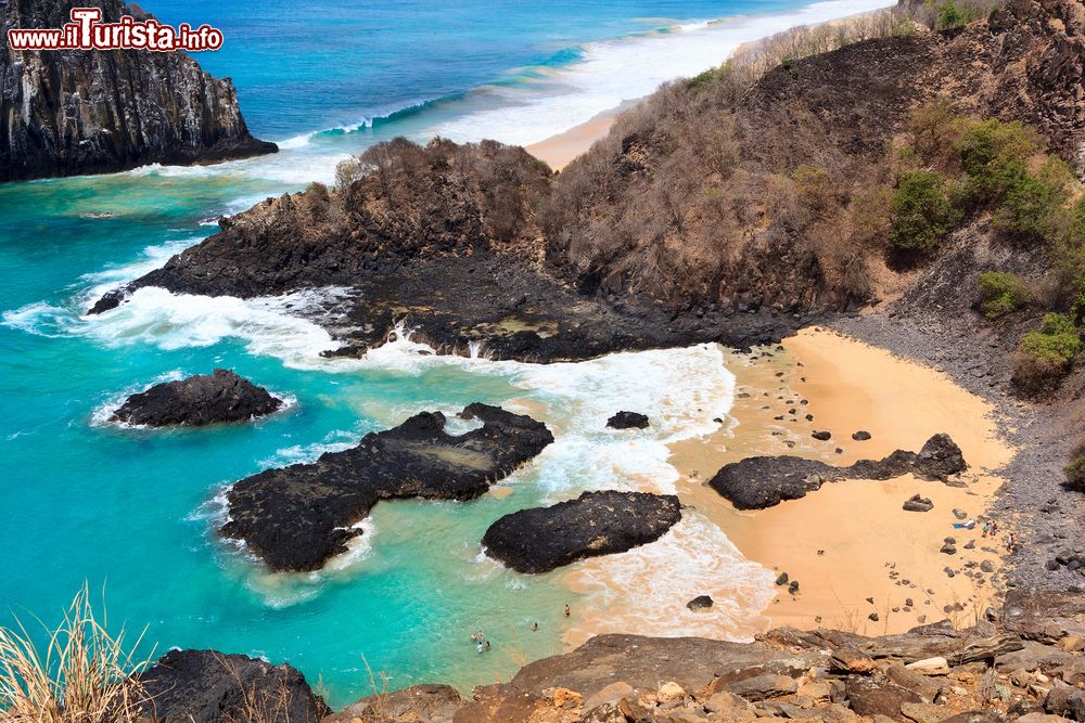 Immagine Panorama aereo della Baia dos Porcos sull'isola di Fernando de Noronha, Brasile. E' famosa per le piscine naturali dove praticare snorkeling.