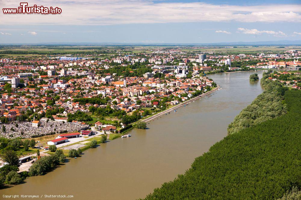 Immagine Panorama aereo della bella cittadina di Osijek, Slavonia, Croazia. Antico insediamento militare romano sotto la dinastia giulio-claudia, questa località è situata a 90 metri di altezza sulla sponda sud della Drava - © Hieronymus / Shutterstock.com