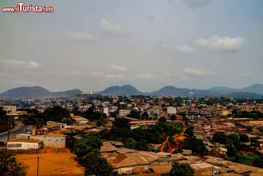 Immagine Panorama dall'alto della capitale Yaoundé, Camerun. La sua fondazione risale all'epoca coloniale quando, alla fine del XIX° secolo, i coloni tedeschi diedero vita al primo nucleo urbano di Yaoundé.