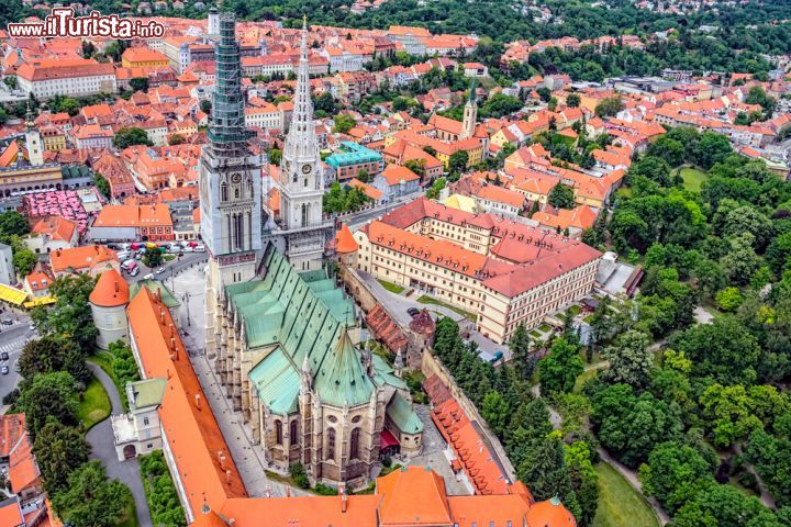 Immagine Panorama aereo della cattedrale di Zagabria con il Palazzo dell'Arcivescovo, Croazia. Costruita alla fine del XIII° secolo sulle rovine di un edificio del 1093 distrutto in seguito a un attacco tartaro, la cattedrale della capitale croata si presenta in tutto il suo splendore anche dall'alto. A fianco si trova il bell'edificio in stile barocco dell'Arcivescovo - © OPIS Zagreb / Shutterstock.com