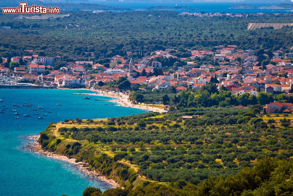Immagine Panorama aereo della città costiera di Pakostane sul Mare Adriatico, Croazia. Nota con il nome italiano di Poschiane, questa località si trova nella regione zaratina. 