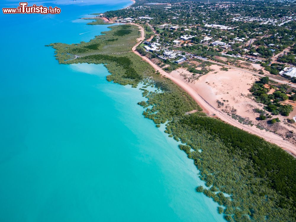 Immagine Panorama aereo della città di Broome, Western Australia. Lo splendido litorale lambito dall'acqua turchese dell'oceano. Siamo nella baia nota come Roebuck Bay.