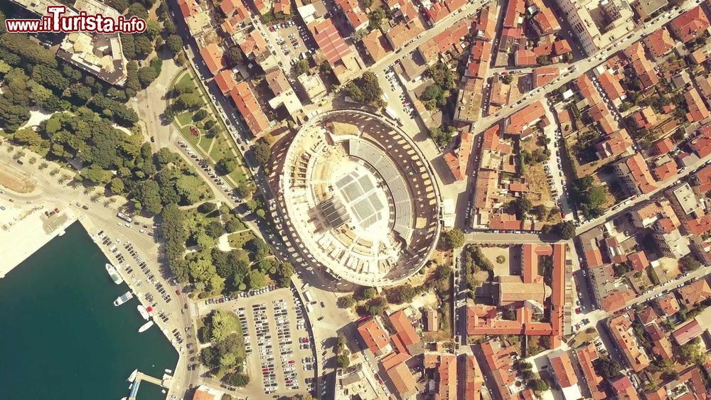 Immagine Panorama aereo della città di Pola, Croazia, con la famosa arena romana. Pola rappresenta anche il porto principale dell'Istria.