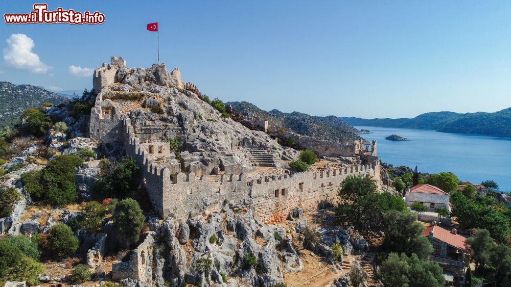 Immagine Panorama aereo della città di Simena, Turchia, con il Mare Mediterraneo sullo sfondo. Sulla  fortezza sventola la bandiera turca.