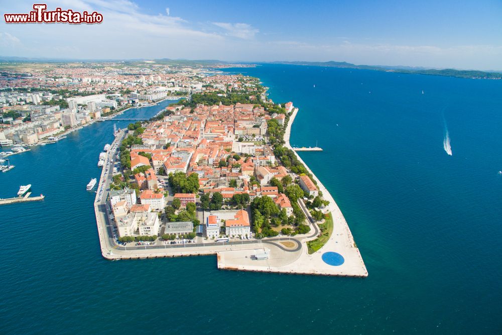 Immagine Panorama aereo della città di Zara, Croazia. Zara è una meta irresistibile per estimatori dei monumenti storici e del patrimonio culturale ma anche per chi è alla ricerca di deliziose esperienze gastronomiche e divertimenti.