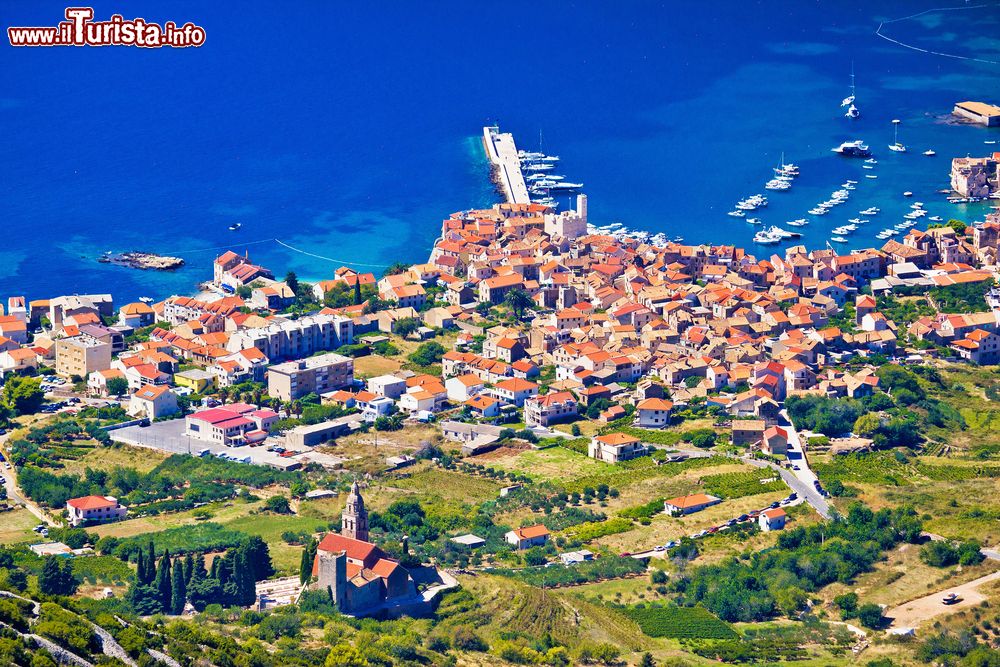 Immagine Panorama aereo della cittadina di Komiza, isola di Vis, Croazia. Questo antico borgo di pescatori si affaccia sulle acque cristalline e trasparenti del mare Adriatico.