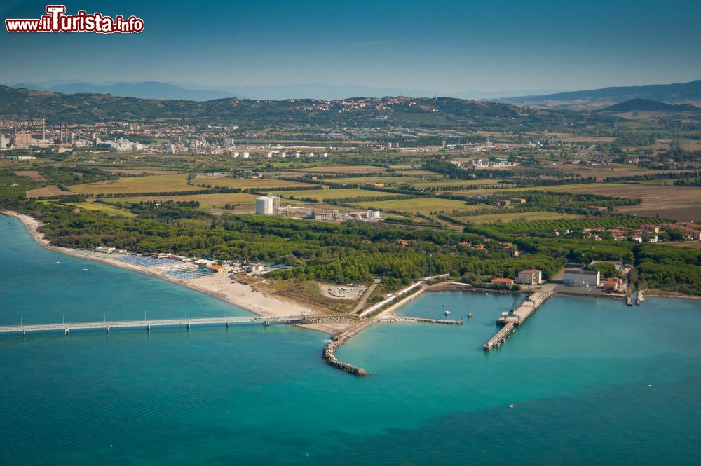 Immagine Panorama aereo della Costa degli Etruschi fra Marina di Cecina, Vada, Solvay e Castiglioncello (Toscana). Si tratta di un ampio tratto di costa toscana che si estende da Livorno a Piombino. Il noem di questa zona deriva dalla presenza del popolo etrusco che qui visse a partire dal IX° secolo a.C.