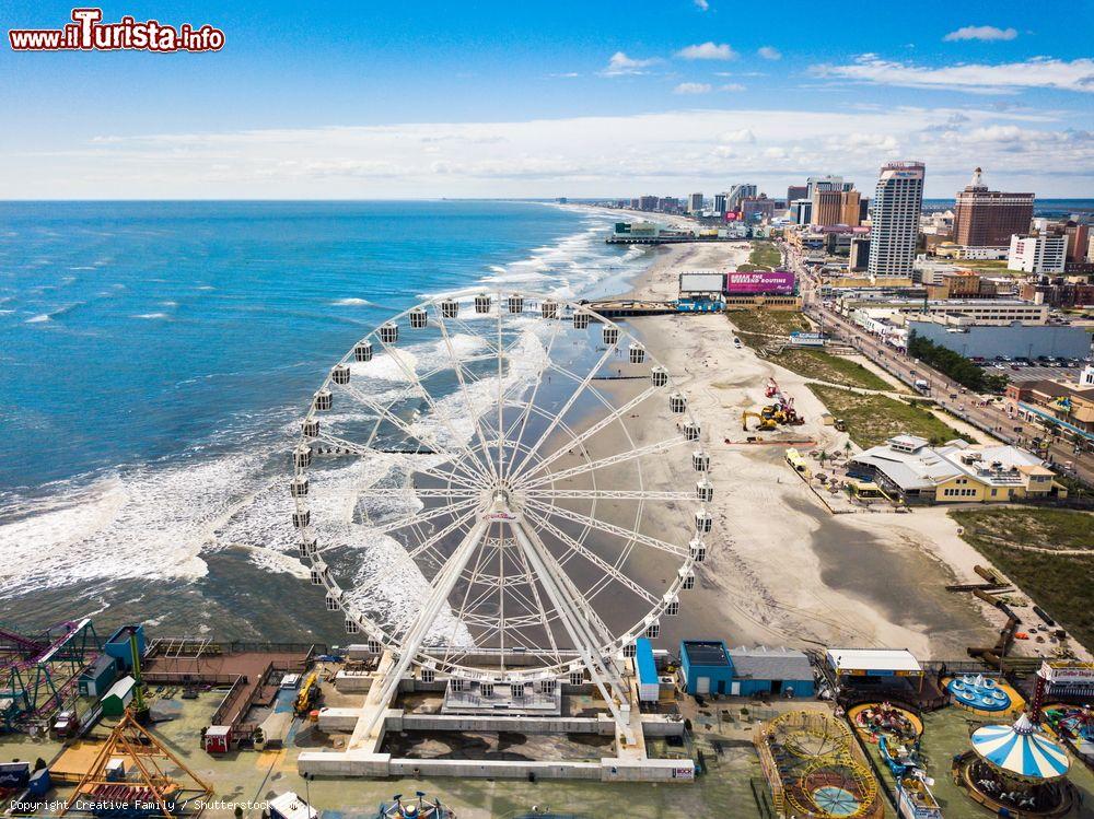 Immagine Panorama aereo della costa di Atlantic City, New Jersey (USA): famosa per i suoi casinò, si trova nell'isola di Absecon - © Creative Family / Shutterstock.com