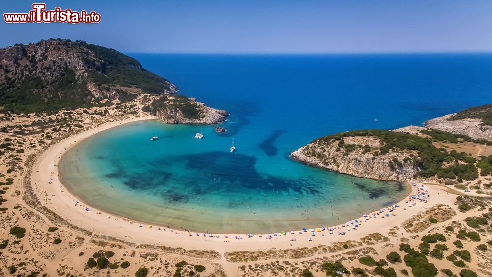 Immagine Panorama aereo della suggestiva spiaggia di Voidokilia vista da Messinia, Grecia. E' una delle più belle spiagge del Mediterraneo con la sua forma ad anfiteatro e la pittoresca laguna.