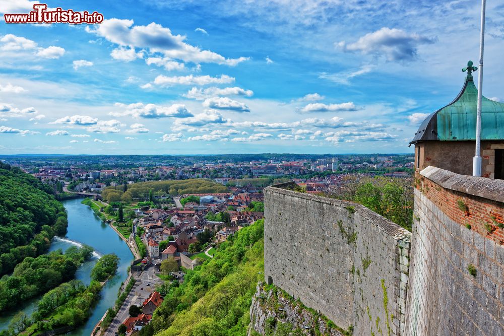 Immagine Panorama aereo della vecchia città di Besancon, Francia, nel territorio della Franca Contea.