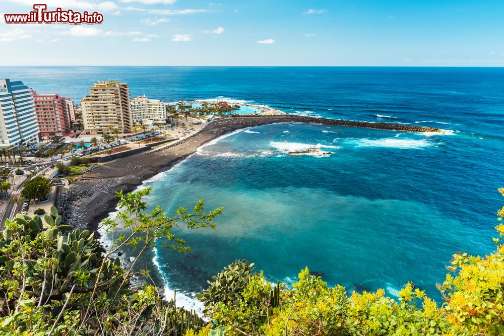 Immagine Panorama aereo della zona alberghiera di Puerto de la Cruz, Tenerife, Spagna. Questo Comune costiero vanta una grande tradizione alberghiera con oltre ventimila posti letto per i turisti.