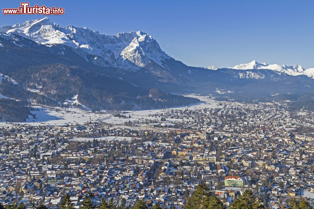 Immagine Panorama aereo di Garmisch-Partenkirchen e dei monti dello Zugspitze e Alpspitze (Germania).