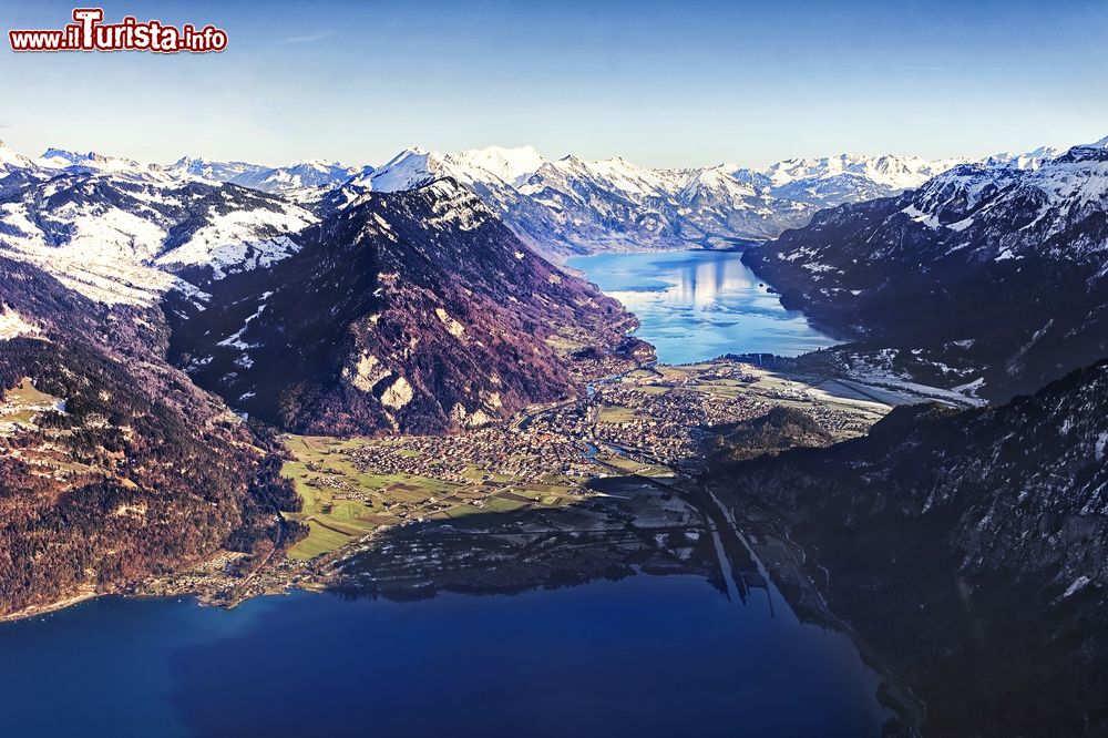 Immagine Panorama aereo di Interlaken e dei laghi di Thun e Brienz, Svizzera. In questa località ci si può divertire sciando sulle sue vette e navigando nei suoi laghi.