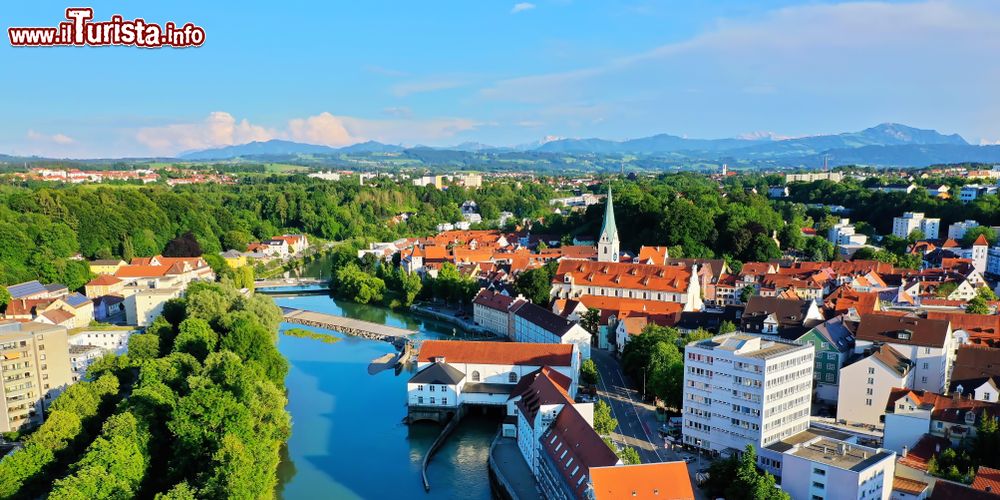 Immagine Panorama aereo di Kempten con le Alpi sullo sfondo, Germania. Con i suoi 68 mila abitanti, questa località è un importante centro culturale, commerciale e amministrativo del paese.