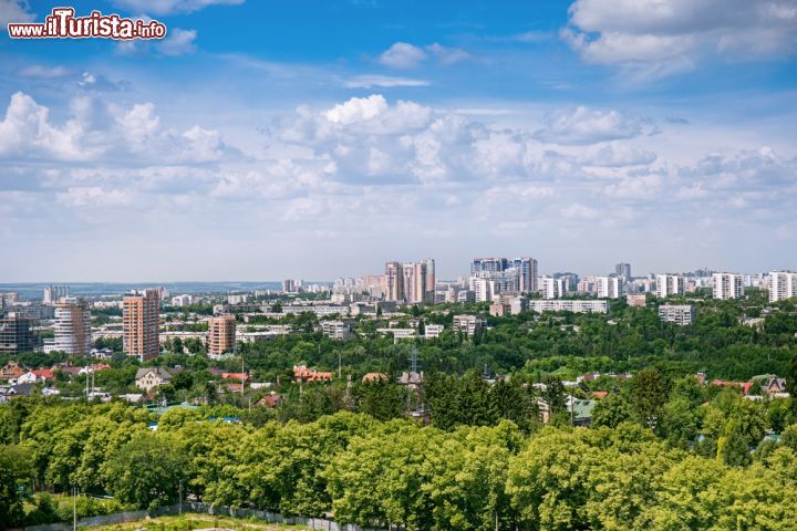 Immagine Panorama aereo di Kharkiv, Ucraina. Ancora piuttosto sconosciuta al turismo di massa, questa località è una destinazione suggestiva tutta da scoprire
