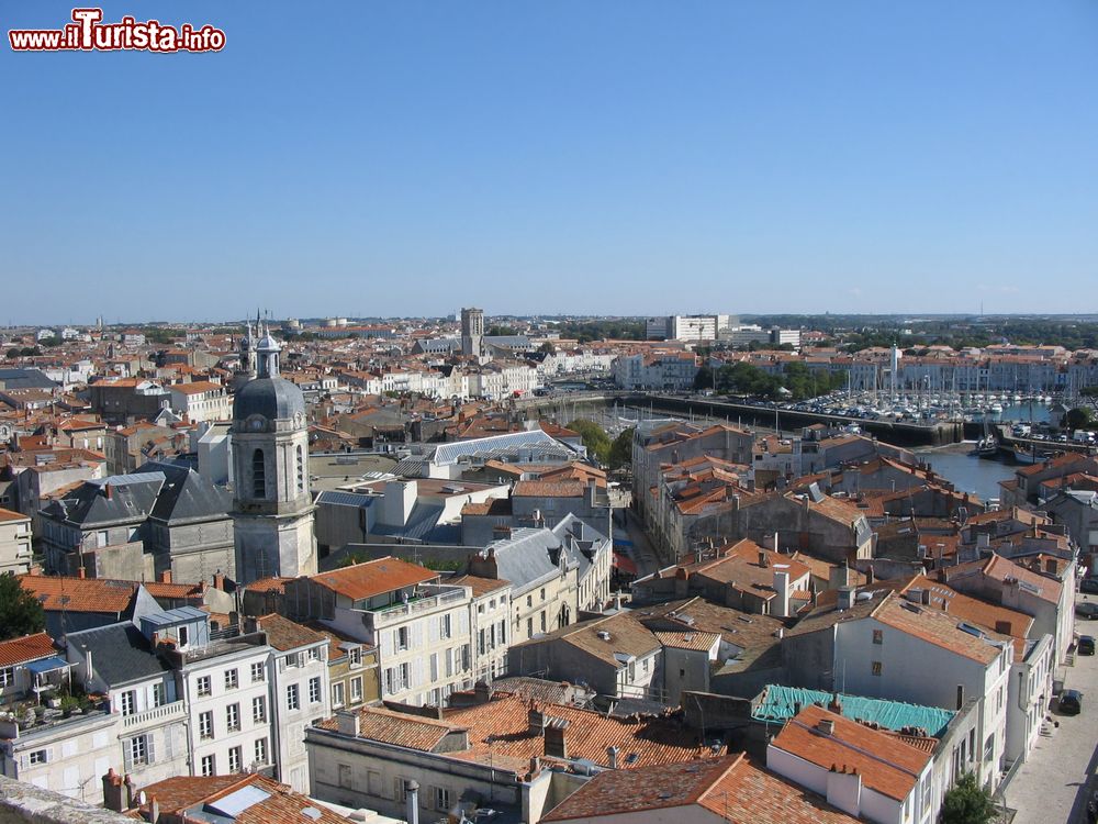 Immagine Panorama aereo di La Rochelle, Francia. Adagiata sul mare, questa città di 78 mila abitanti venne dotata di numerose strutture difensive.