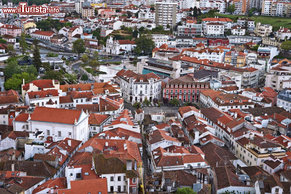 Immagine Panorama aereo di Leiria, Portogallo. Questa vivace cittadina universitaria situata ai piedi di un promontorio è un gradevole insieme di influenze medievali e moderne.