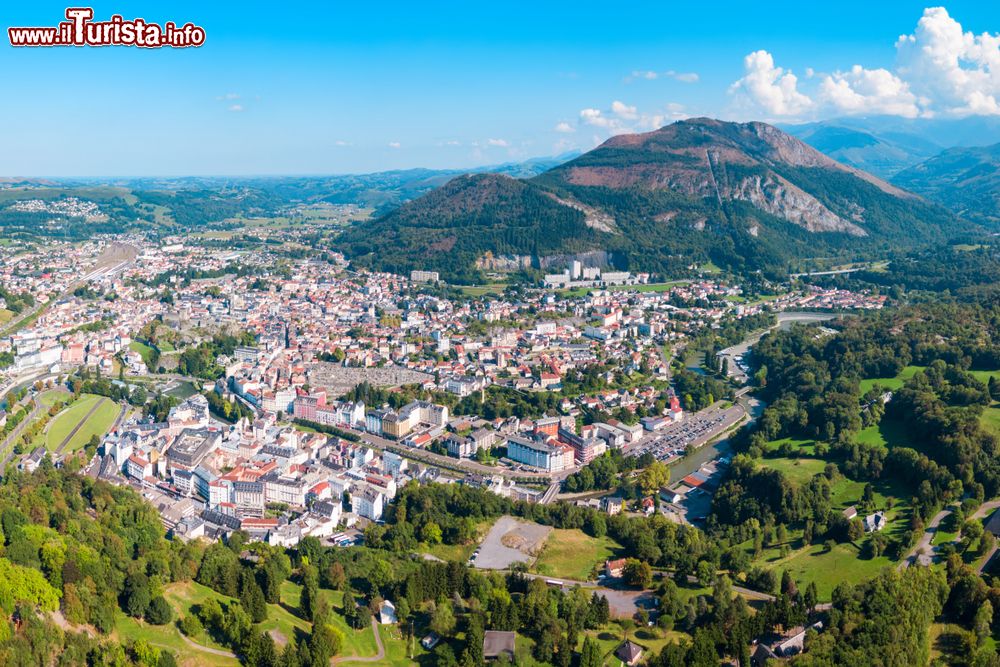 Immagine Panorama aereo di Lourdes, Francia: situata nel sud-ovest del paese, sorge ai piedi dei Pirenei ed è un importante luogo di pellegrinaggio cattolico.