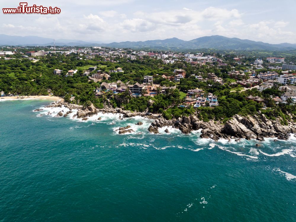 Immagine Panorama aereo di Puerto Angelito Beach a Puerto Escondido, Messico. A pochi passi a piedi da Puerto Escondido si trovano spiaggia e baia di Puerto Angelito dove tuffarsi per un bagno rinfrescante.