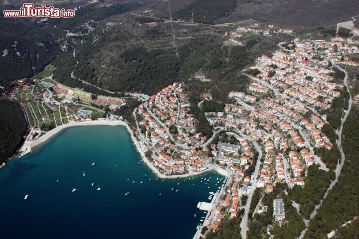 Immagine Panorama aereo di Rabac, Croazia - Situato in una bellissima baia vicino a Labin, Rabac è un centro turistico nonchè porto sulla costa sud orientale dell'Istria. La baia con una bella spiaggia di ghiaia è circondata da una vegetazione rigogliosa © Igor Karasi / Shutterstock.com