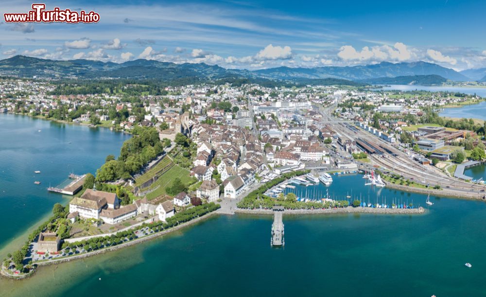 Immagine Panorama aereo di Rapperswil-Jona sul lago di Zurigo in Svizzera. E' la seconda città più grande del Canton San Gallo nata dall'unione amministrativa di Rapperswil e Jona aggregate nel 2007.