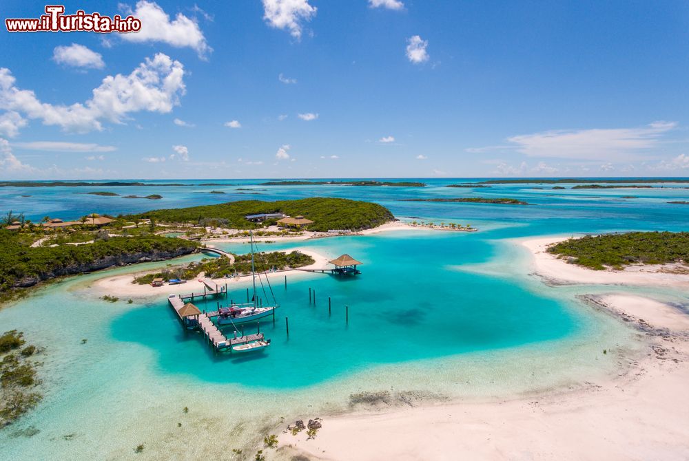 Immagine Panorama aereo di una delle isole esotiche di Exuma con edifici tradizionali e moli per barche e yachts, Bahamas.