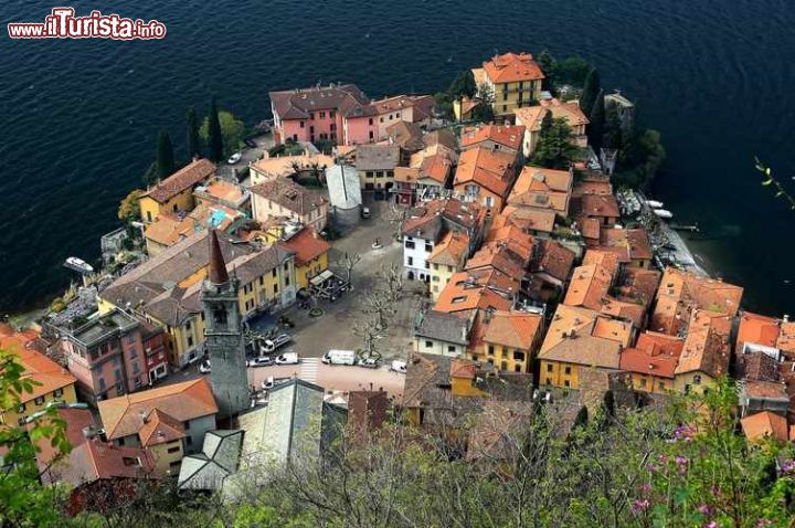 Immagine Panorama dall'alto di Varenna, Lombardia. Una bella immagine del villaggio in provincia di Lecco. Vicoli e stradine si diramano a ventaglio dalla piazza della chiesa e conducono al lago - © CHEN MIN CHUN / Shutterstock.com