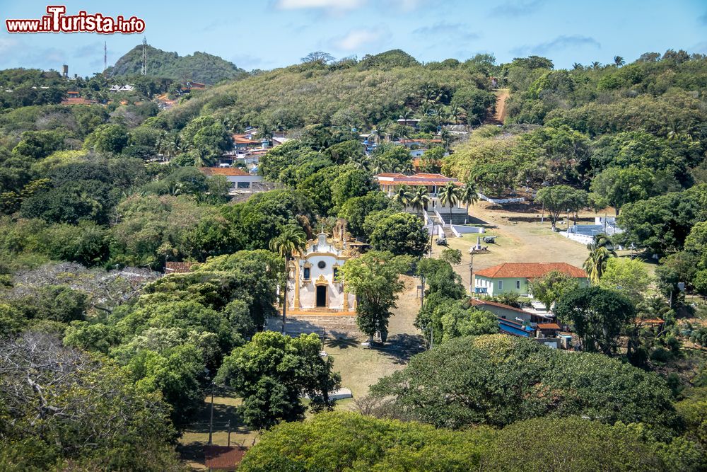 Immagine Panorama aereo di Vila dos Remedios con la chiesa di Nossa Senhora dos Remedios, isola di Fernando de Noronha, Pernambuco, Brasile.