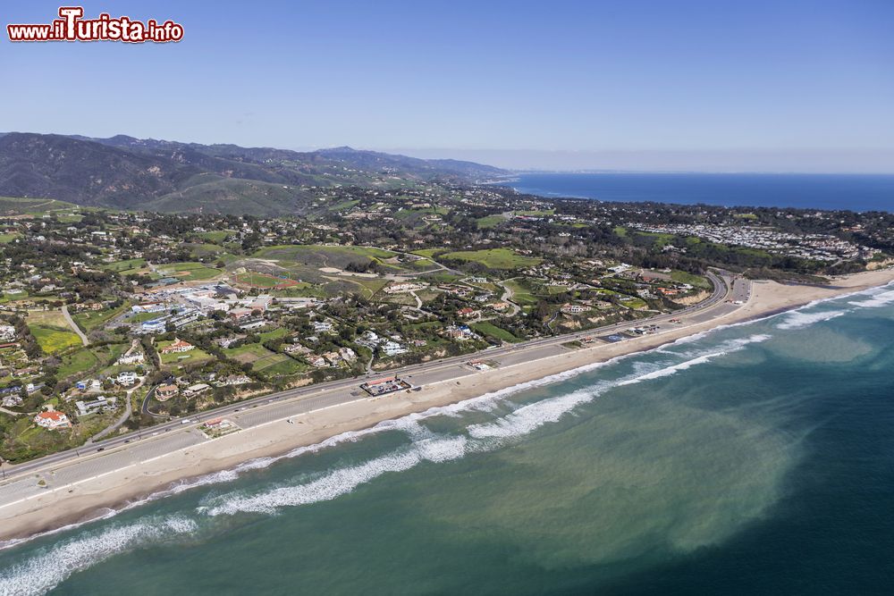 Immagine Panorama aereo di Zuma Beach e della costa del pacifico a Malibu, California.