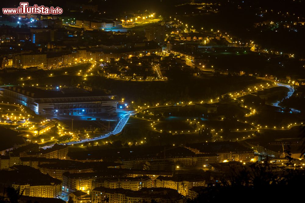 Immagine Panorama aereo notturno della città di Oviedo, Spagna. Capoluogo del Principato delle Asturie, Oviedo venne fondata attorno alla metà dell'VIII° secolo. E' sede di numerose chiese medievali e di edifici barocchi.