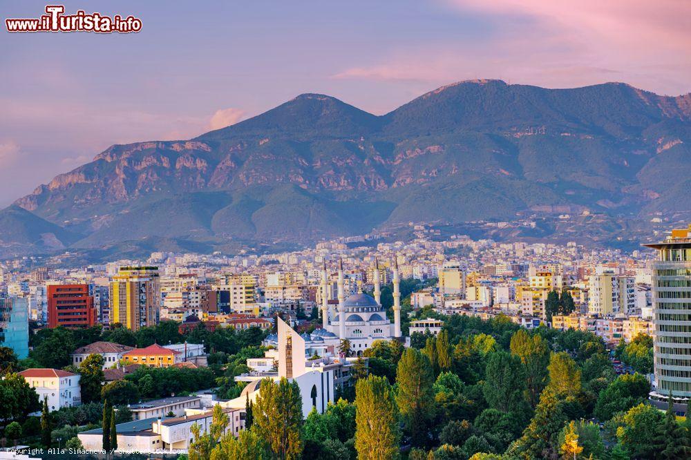 Immagine Panorama al tramonto del centro di Tirana (Albania) dalla Sky Tower - © Alla Simacheva / Shutterstock.com