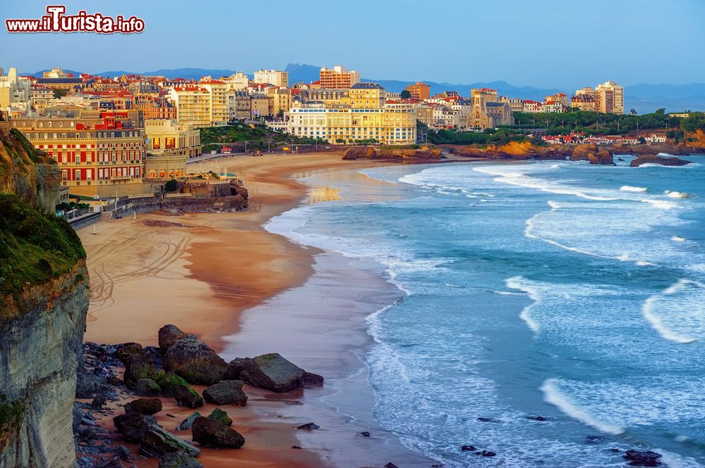 Immagine Panorama al tramonto di Biarritz (Francia) con le sue spiagge, Miramar e La Grande Plage nella baia di Biscay.