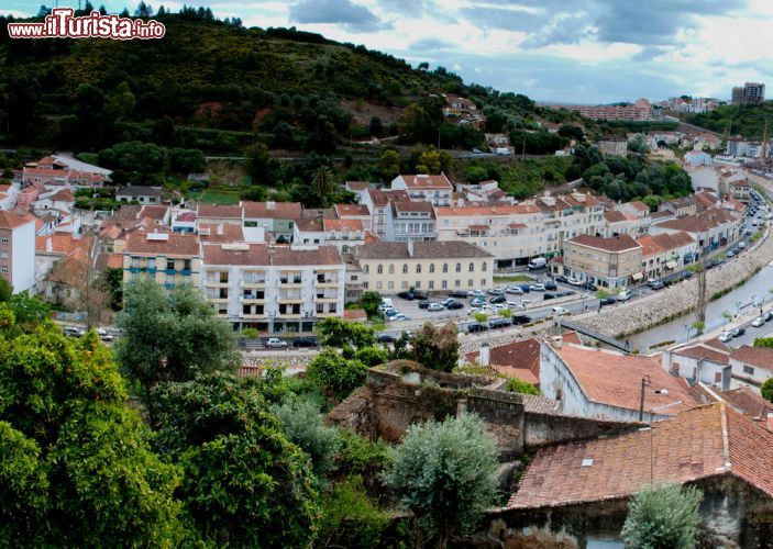 Immagine Panorama del villaggio tipico  di Alenquer, siamo in Portogallo non distante da Lisbona - © jorge pereira / Shutterstock.com