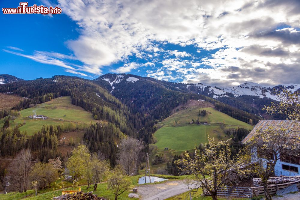 Immagine Panorama alpino con la neve sulle cime delle montagne nei pressi di Leogang, Austria.