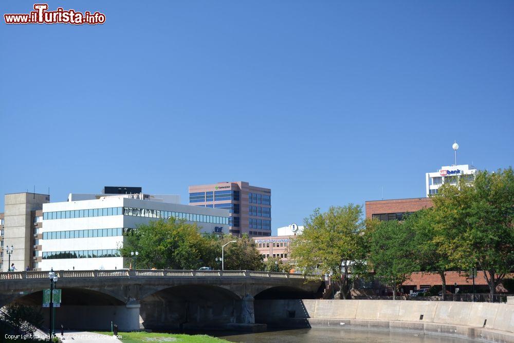 Immagine Panorama attraverso il fiume Sioux della città di Sioux Falls, South Dakota, USA. Lungo il suo corso questo fiume presenta molte cascate, in particolare nella cittadina di Sioux Falls che proprio a questo deve il suo nome - © dustin77a / Shutterstock.com