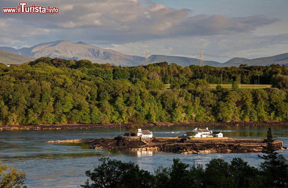 Immagine Panorama attraverso lo stretto di Menai da Anglesey, Galles, UK.