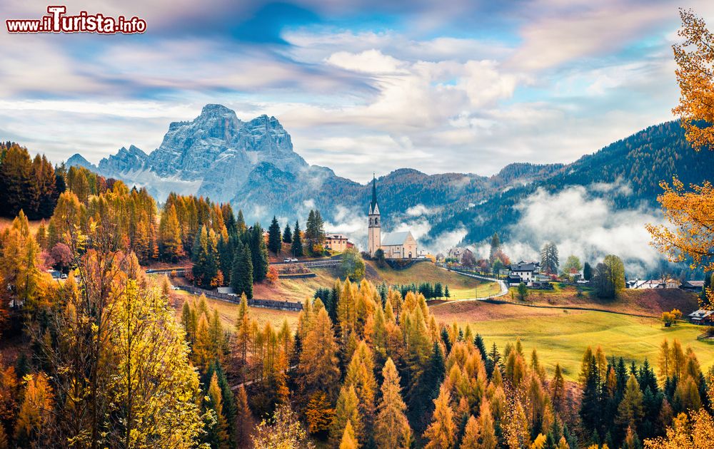 Immagine Panorama autunnale con nebbia a Selva di Cadore, provincia di Belluno (Veneto).