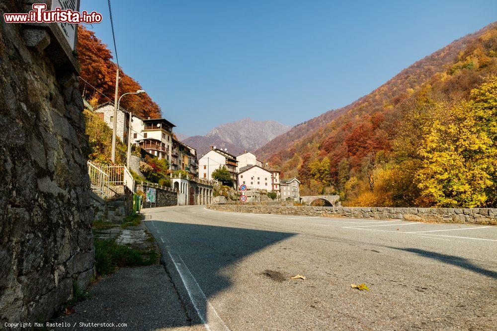 Immagine Panorama autunnale con vecchie case e il ponte a Rosazza, Piemonte - © Max Rastello / Shutterstock.com
