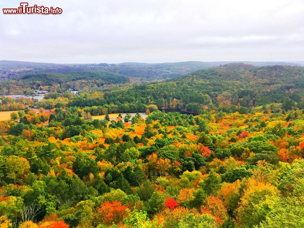 Immagine Panorama autunnale dal Mattatuck Trail in cima alla Black Rock, Connecticut, Stati Uniti. Questo sentiero escursionistico si estende per circa 60 km attraverso la contea di Litchfield.