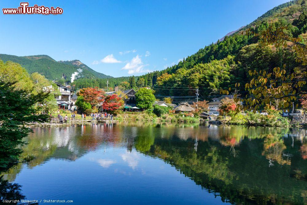 Immagine Panorama autunnale del lago Kinrin con il monte Yufu sullo sfondo, Yufuin, Oita, Giappone - © Donquxote / Shutterstock.com