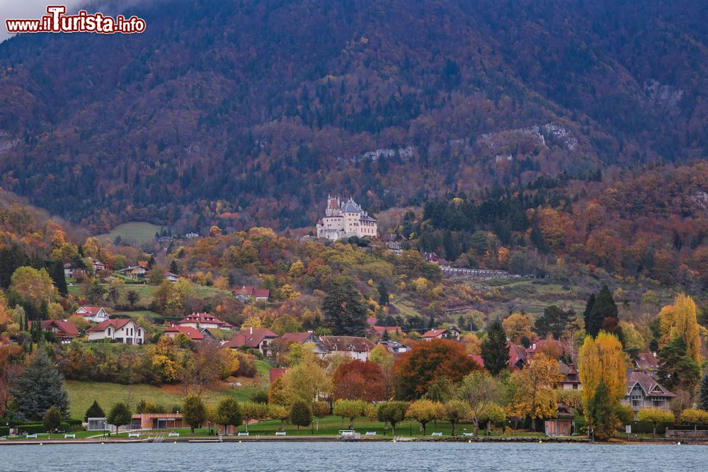 Immagine Panorama autunnale della zona di Menthon-Saint-Bernard  e il suo Castello in Alta Savoia in Francia