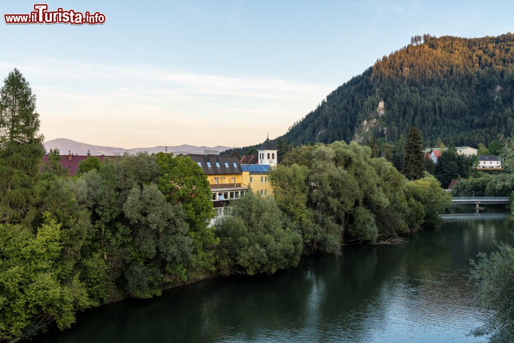 Immagine Panorama autunnale di Judenburg, Austria. Questo grazioso villaggio di circa 10 mila abitanti si trova nella Stiria.