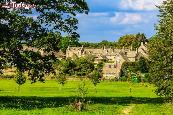 Immagine Panorama del borgo di Bibury, considerato uno dei villaggi più belli e pittoreschi di tutta l'Inghilterra - © Voyagerix / Shutterstock.com