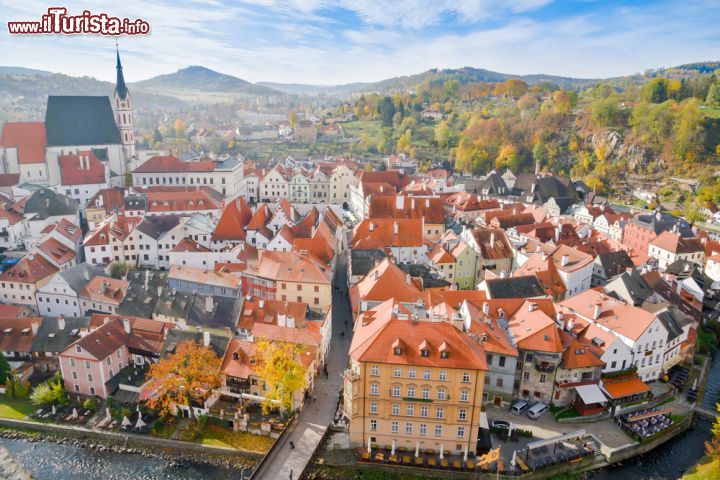 Immagine Veduta panoramica dall'alto del centro storico di Cesky Krumlov, Repubblica Ceca -  il centro di Cesky Krumlov, racchiuso in un'area dalla curiosa forma a ferro di cavallo dal corso del fiume Moldava, è sicuramente la zona più caratteristica della città, grazie agli edifici variopinti e all'architettura a tratti barocca e a tratti medievale; a cui fa da sfondo una splendida e rigogliosa natura. - © kitti samma / Shutterstock.com
