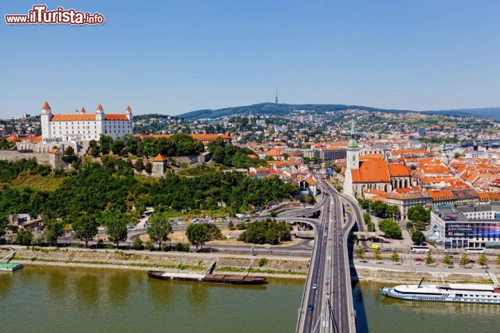 Immagine Panorama di Bratislava (Slovacchia) con alcuni dei suoi simboli principali: il Danubio, il castello, il ponte Nový Most e il centro storico - © Shchipkova Elena / Shutterstock.com
