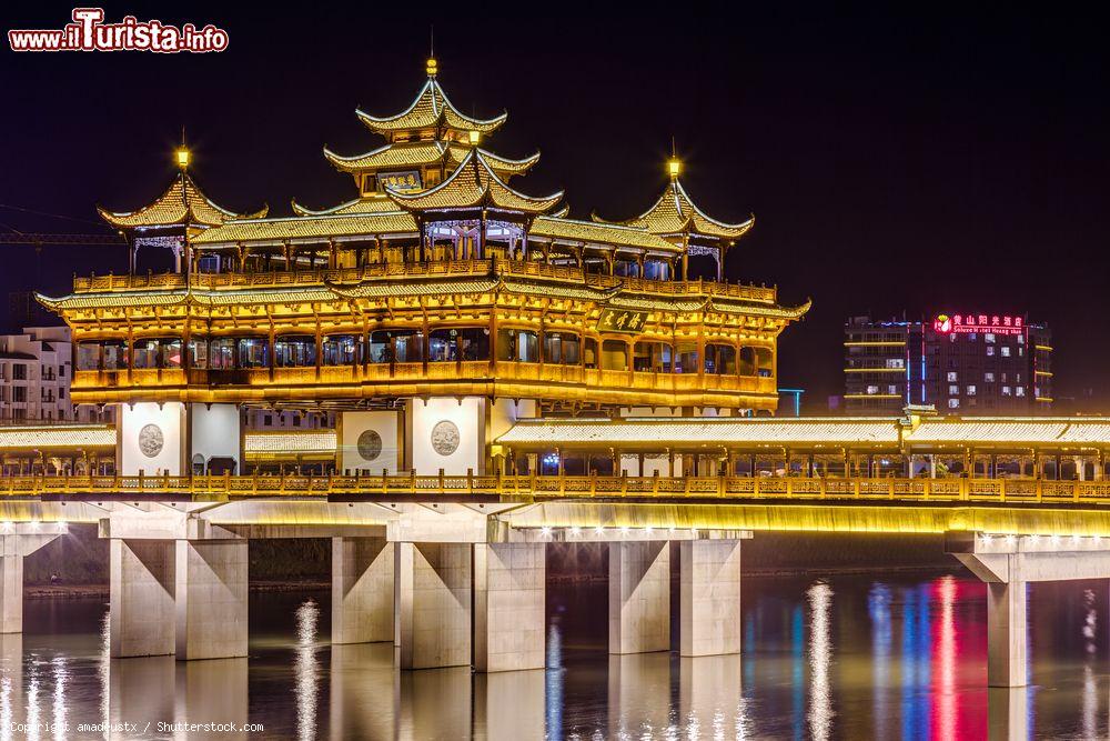 Immagine Panorama by night del Wenfeng Bridge nella città di Huangshan, Cina - © amadeustx / Shutterstock.com