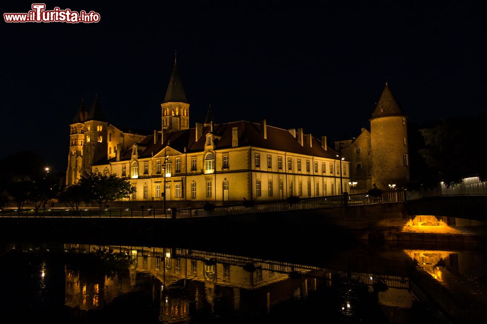 Immagine Panorama by night della basilica del Sacro Cuore di Gesù a Paray-le-Monial, Francia. Risalente ais ecoli XI° e XII°, è un vero e proprio gioiello di architettura romanica.