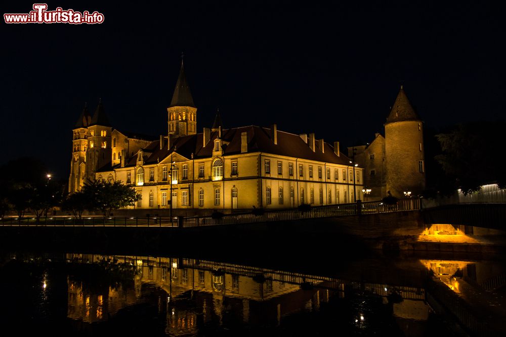 Immagine Panorama by night della basilica del Sacro Cuore di Gesù a Paray-le-Monial, Francia. Risalente ais ecoli XI° e XII°, è un vero e proprio gioiello di architettura romanica.