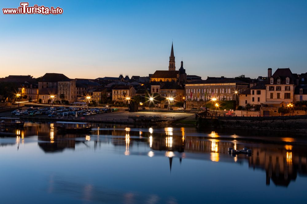 Immagine Panorama by night della città di Bergerac affacciata sul fiume Dordogna (Francia). Città d'arte e di storia, Bergerac lega il suo nome a quello del poeta drammatico francese Edmond Rostand autore della commedia teatrale Cyrano de Bergerac.