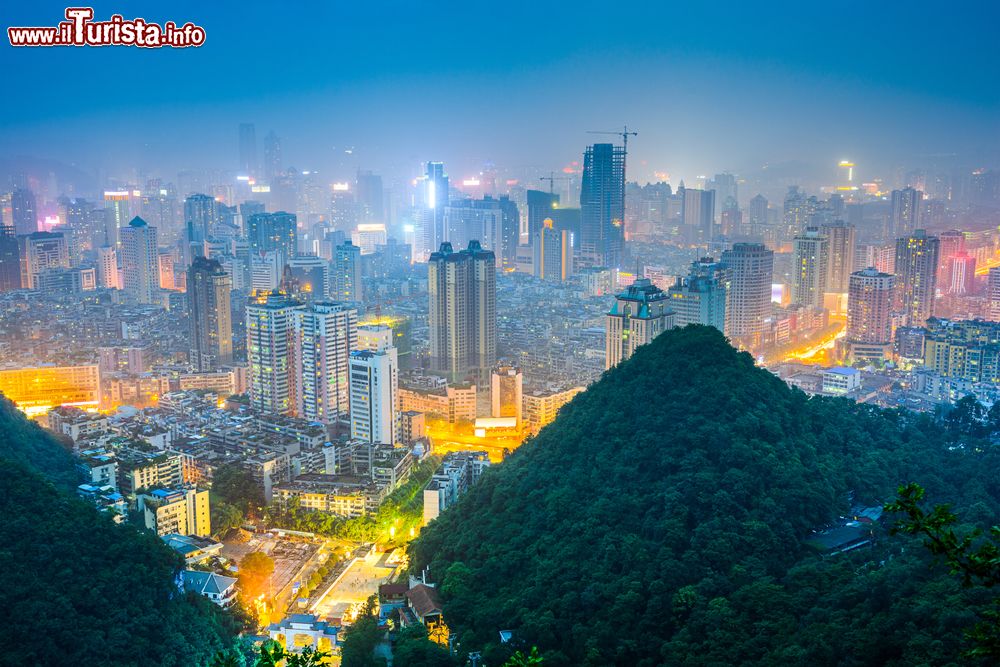 Immagine Panorama by night della città di Guiyang (Cina). Questa metropoli sorge a circa 1100 metri di altitudine al centro della provincia di Guizhou.